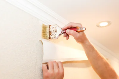 Pose de papier peint à Morée — revêtements muraux et toiles de verre